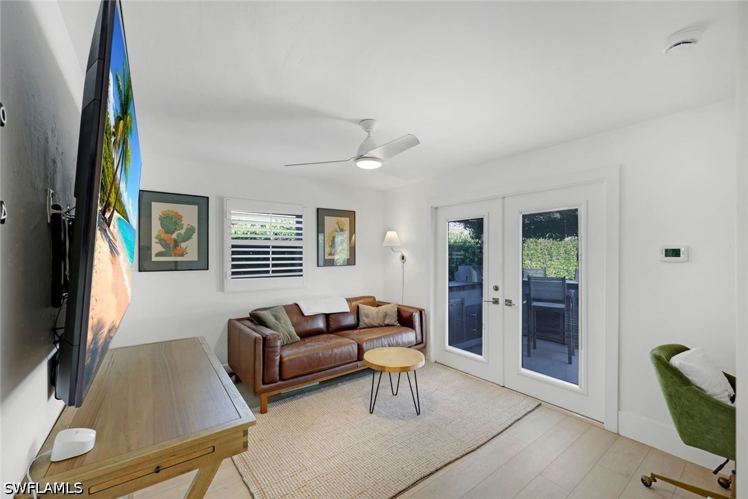 537 104th, Naples, FL 34108