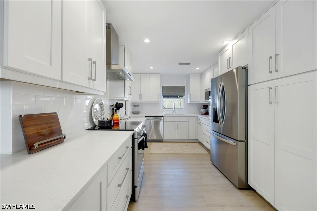 537 104th, Naples, FL 34108